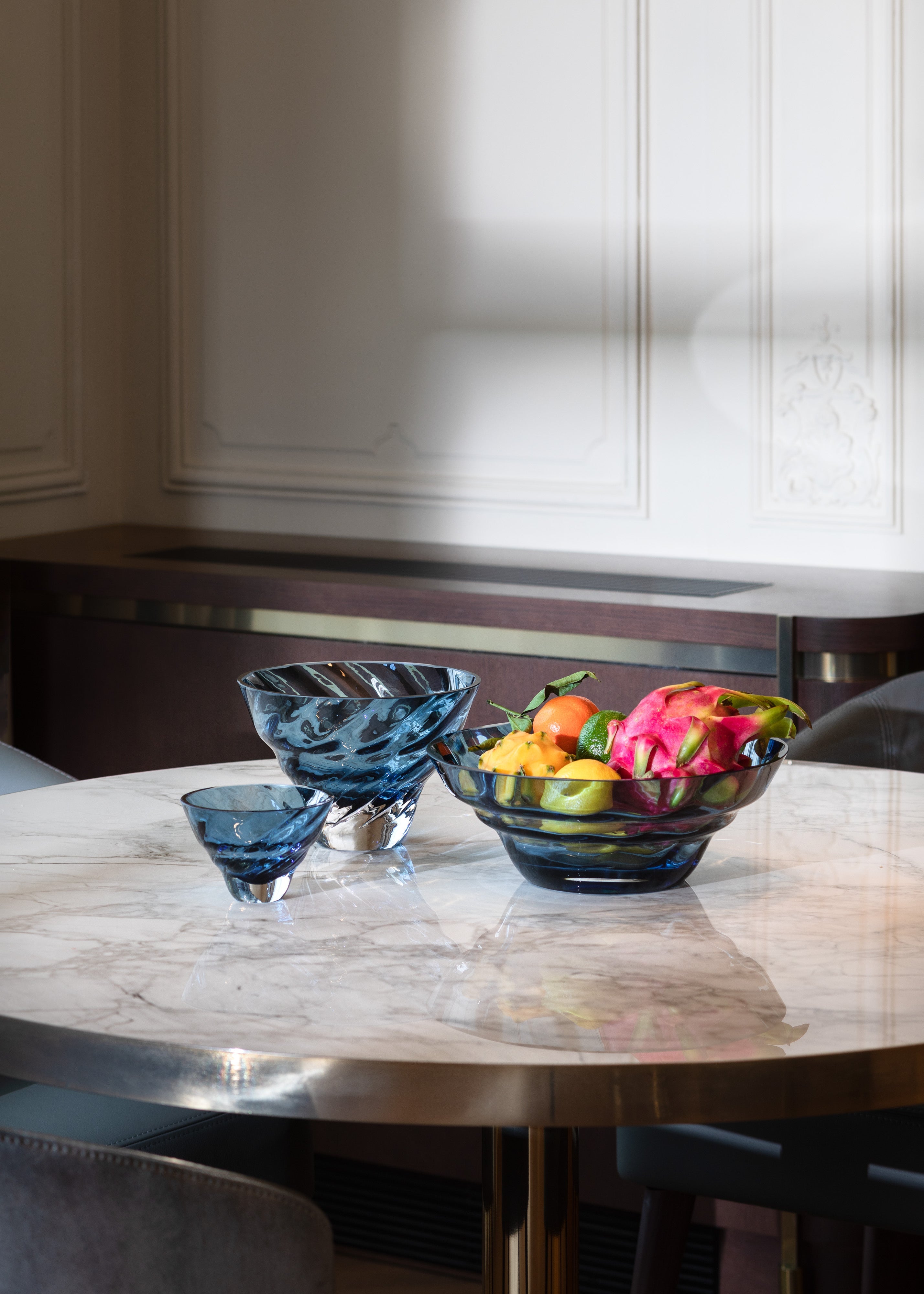 Underlay Blue Smoke Royal Marika Bowl Large on a white marble table